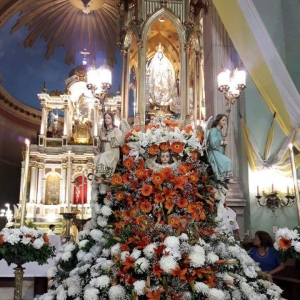 HNAS Y LAICOS PARTICIPARON DE LA BAJADA DE LA VIRGEN